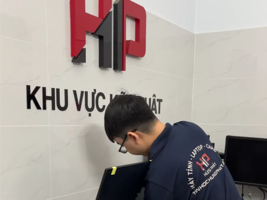 Kỹ thuật viên Hùng Phát lắp đặt máy tại cửa hàng
