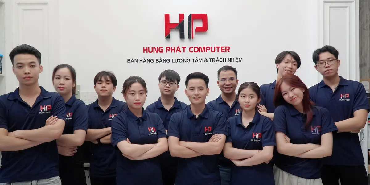 Đội ngũ Tin Học Hùng Phát Computer tại cửa hàng Thủ Đức