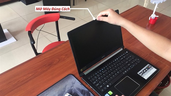 Mở laptop đúng cách